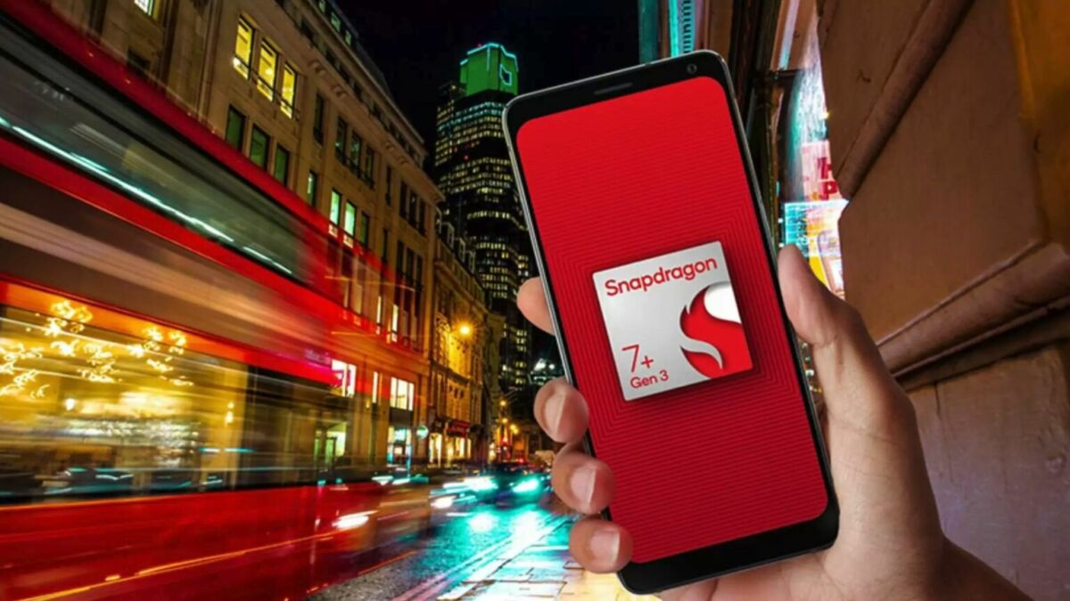 Snapdragon 7+ Gen 3 en un teléfono inteligente con fondo rojo
