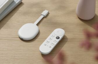 google chromecast bianco su un tavolo di legno con il suo telecomando abbinato