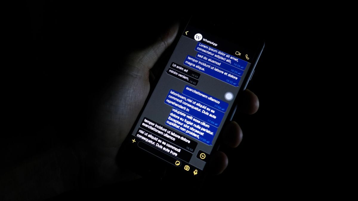 هاتف ذكي يعمل بنظام Android مع وضع مظلم على خلفية سوداء