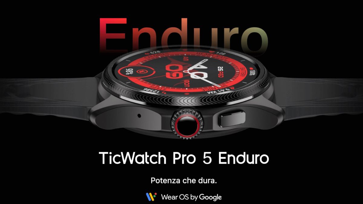 ticwatch pro 5 enduro su sfondo nero con scritte enduro e descrizione sistema operativo wear os