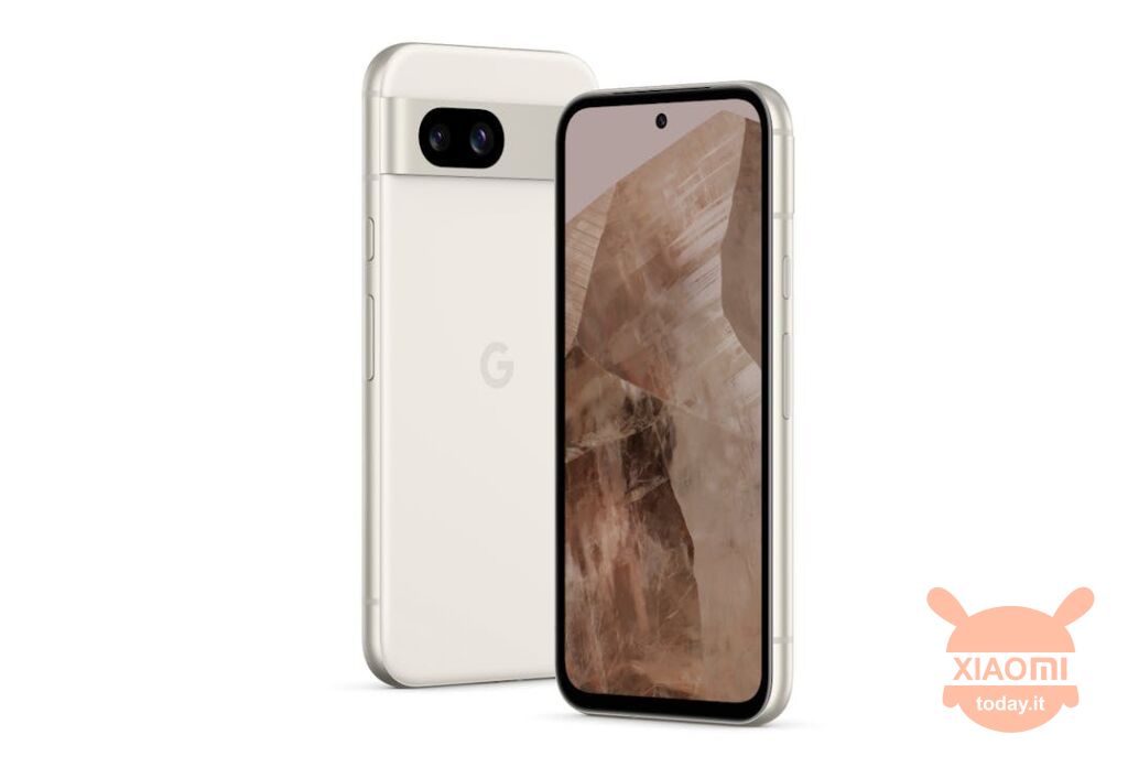 google pixel 8a di colore beige su sfondo bianco