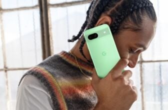 google pixel 8a di colore verde tenuto in mano da un ragazzo di colore con le treccine