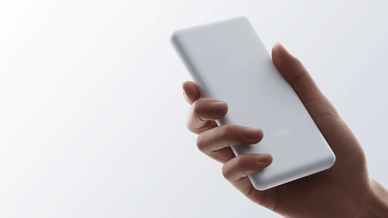 Xiaomi Power Bank 10000mAh 22.5W Lite de couleur blanche tenue par un homme
