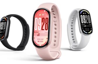 Drie gekleurde weergawes (pienk, swart en keramiek) van die Xiaomi Smart Band 10