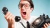 uomo che urla al telefono per evocare l'immagine del telemarketing aggressivo