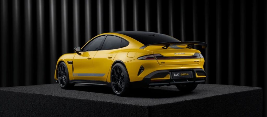 Xiaomi Su7 Ultra gul och svart modell bakifrån