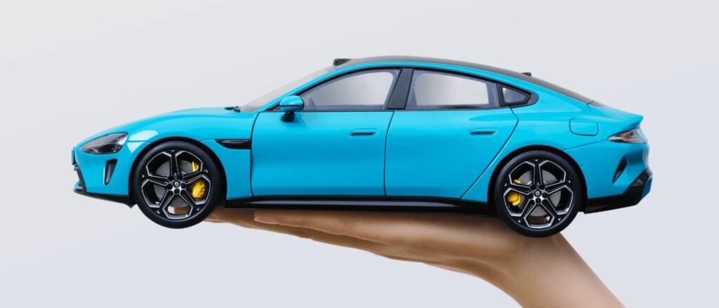 Xiaomi Su7 blå modell i en kvinnas hand