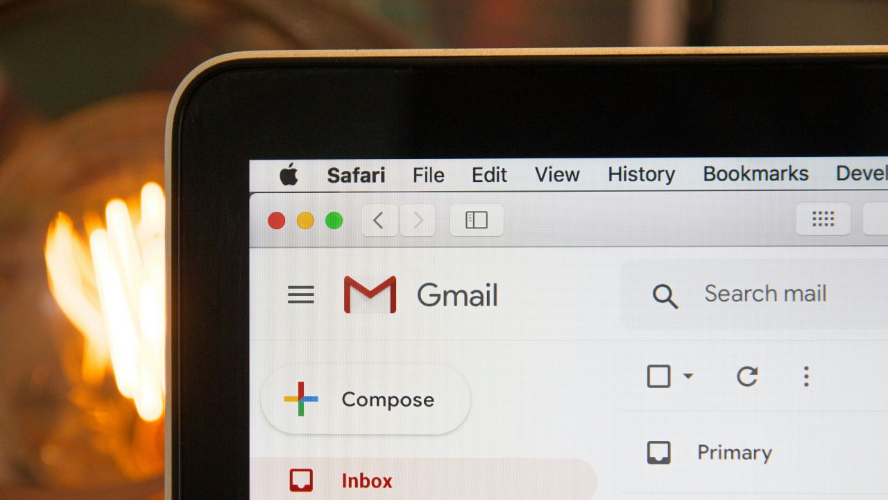 logo gmail su un computer mac