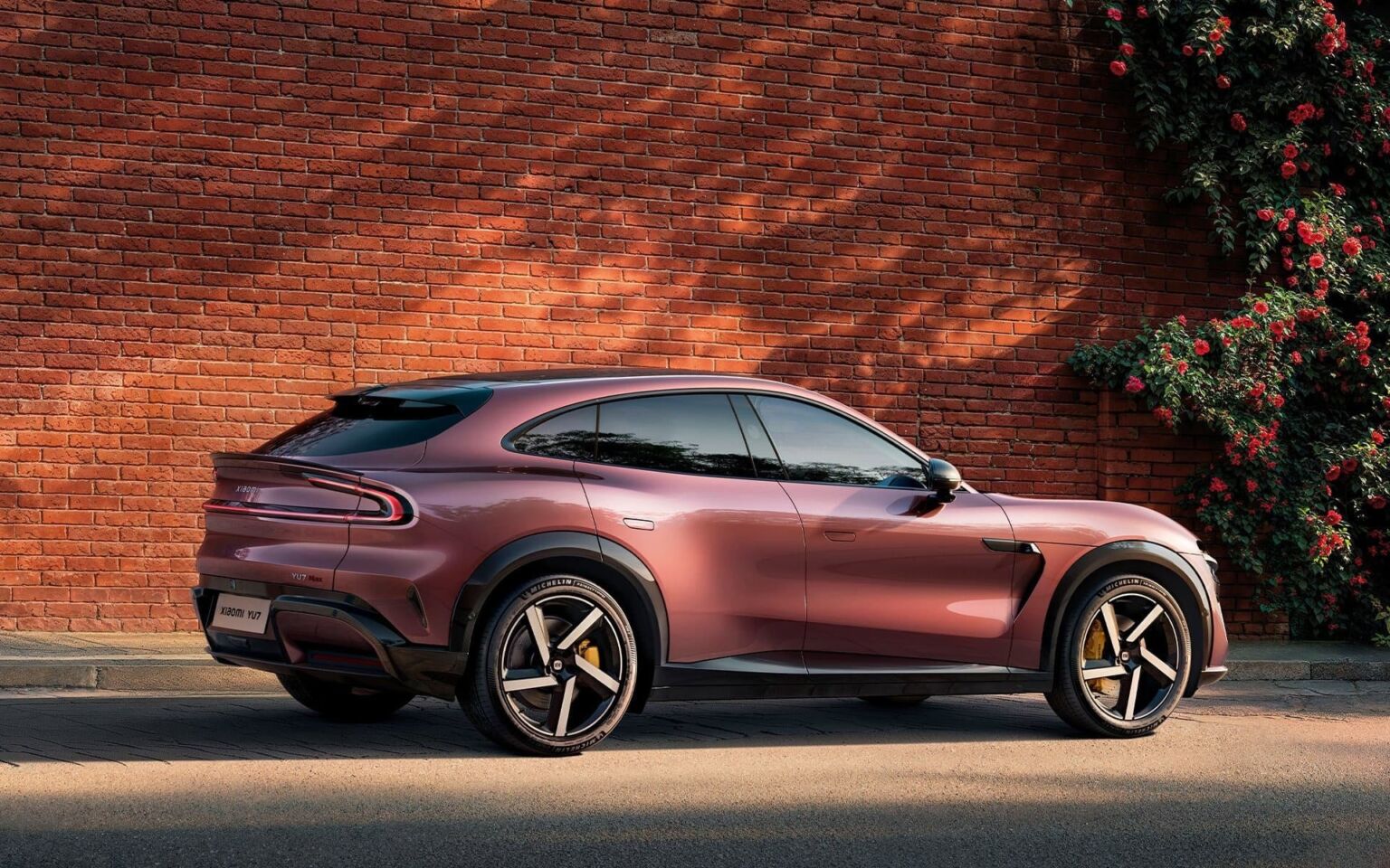 il modello xiaomi su7 berlina color rame