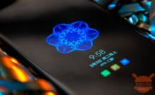 מדוע ל- Xiaomi Mi 10 יש מסך מעוקל? לי יוני עונה