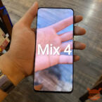Possibile Xiaomi Mi Mix 4 scovato in metro: niente pop-up camera e niente fori