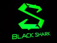 Black Shark 5는 이전 모델과 유사한 디자인을 갖습니다. 전면 카메라에 가장자리와 구멍이 없습니다.