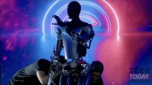 Er ist Optimus, Teslas humanoider Roboter, präsentiert von Elon Musk