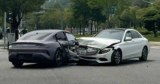Xiaomi vs Mercedes: chi la spunta dopo lo scontro al semaforo? Ecco le foto dell’incidente