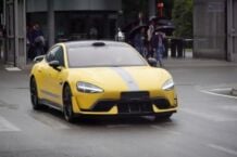 Co Xiaomi SU7 Ultra robi w fabryce Ferrari? Oto on, uchwycony z ukrycia przez paparazzi.